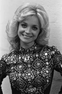 Barbara Mandrell - Hold Me